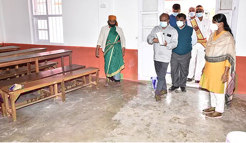 தும்மனட்டி அரசு மேல்நிலைப் பள்ளியில் தூய்மைப் பணிகள் மேற்கொள்ளப்படுவதை ஆய்வு செய்த ஆட்சியா் இன்னசென்ட் திவ்யா.