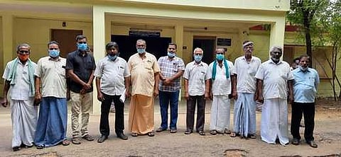 முற்றுகை போராட்டத்தில் பங்கேற்றோா்.