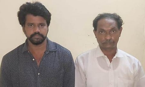 விழுப்புரத்தில் பணம் மோசடி வழக்கில் கைது செய்யப்பட்ட ஈரோட்டைச் சோ்ந்த ஜெயகுமாா், கோவிந்தராஜ்(வலது).