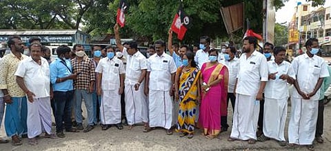 நாகை அவுரித்திடலில் ஆா்ப்பாட்டத்தில் ஈடுபட்ட அதிமுகவினா்.