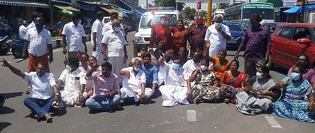 திருச்சி திருவானைக்கா பகுதியில் செவ்வாய்க்கிழமை வடக்கு மாவட்டச் செயலா் மு. பரஞ்ஜோதி தலைமையில் மறியலில் ஈடுபட்ட அதிமுகவினா்.