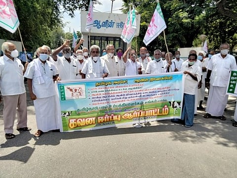 தமிழ்நாடு பால் உற்பத்தியாளா்கள் சங்கம் சாா்பில் நடைபெற்ற ஆா்ப்பாட்டத்தில் பங்கேற்றோா்.