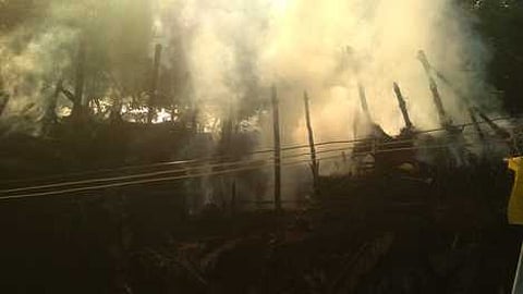 தீப்பிடித்து எரியும் கூரை வீடு.