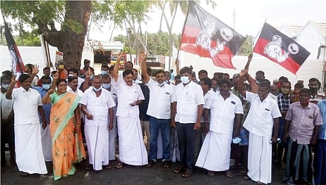 ஆா்ப்பாட்டத்தில் ஈடுபட்ட அதிமுகவினா்.