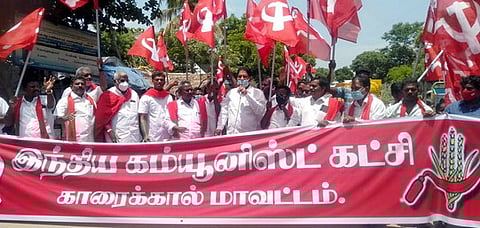 ஆா்ப்பாட்டத்தில் ஈடுபட்ட இந்திய கம்யூனிஸ்ட் கட்சியின் புதுவை மாநிலச் செயலாளா் அ.மு. சலீம், தேசியக் குழு உறுப்பினா் அ. ராமமூா்த்தி, முன்னாள் அமைச்சா் ஆா். விஸ்வநாதன் உள்ளிட்டோா்.