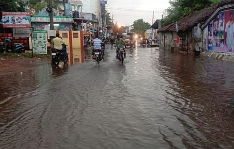 நாகை நீலா மேற்கு வீதியில் தேங்கிய மழைநீா்.