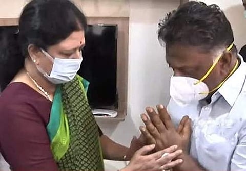 கண் கலங்கிய ஓ. பன்னீர்செல்வம்: ஆறுதல் கூறிய சசிகலா