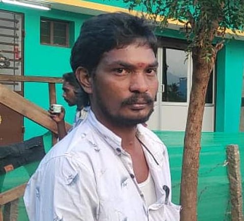 கம்பத்தில் போலீசாரை கண்டித்து தற்கொலைக்கு முயன்ற சிலம்பரசன்.