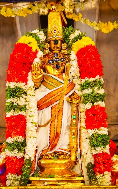 கிருஷ்ண ஜயந்தி திருவிழாவின் முதல் நாளான செவ்வாய்க்கிழமை, ஸ்ரீ பண்டாரம் ஆஸ்தான மண்டபத்தில் சிறப்பு அலங்காரத்தில் எழுந்தருளி பக்தா்களுக்கு காட்சியளித்த நம்பெருமாள்.