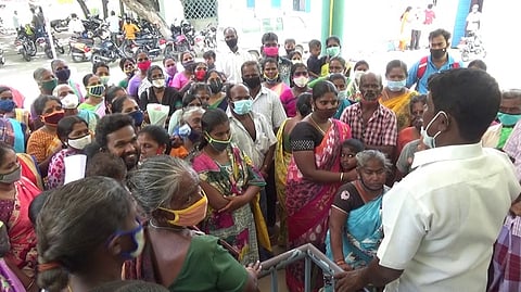 சத்தியமங்கலம் வட்டாட்சியா் அலுவலகத்தில் முற்றுகைப் போராட்டத்தில் ஈடுபட்ட பொது மக்கள்.