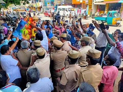 சேலம் குமாரசாமிப்பட்டி எல்லைப்பிடாரி அம்மன் கோயிலுக்கு விநாயகர் சதுர்த்தியையொட்டி விநாயகர் சிலையை ஊர்வலமாக எடுத்து வந்த பாஜக மற்றும் இந்து முன்னணியினர் காவல்துறையினருடன் வாக்குவாதத்தில் ஈடுபட்டனர்.