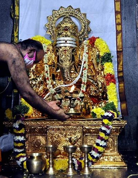 சேலத்தில் விநாயகர் சதுர்த்தி விழாவை முன்னிட்டு அருள்மிகு ராஜகணபதி கோவிலில் தங்ககவசம் சாத்தப்பட்டு விநாயகர் காட்சியளித்தார்.