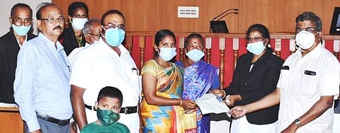 குடும்பத்தினருக்கு ரூ.1 கோடிக்கான உத்தரவினை வழங்குகிறார் சங்ககிரி வட்ட சட்டப்பணிகள் குழுதலைவரும், சார்பு நீதிபதியுமான எஸ்.உமாமகேஸ்வரி.