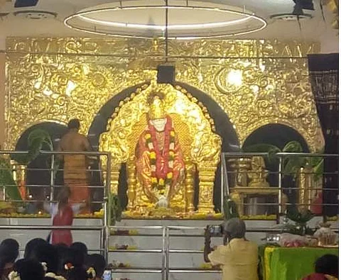 பந்தல்குடி அருகே ஸ்ரீசீரடி சாய்பாபா கோயிலில் சனிக்கிழமை நண்பகலில் நடைபெற்ற 4ம் ஆண்டு வருஷாபிஷேக விழாவில் பலவண்ண மலரலங்காரத்தில் ஸ்ரீசீரடி சாய்பாபா.