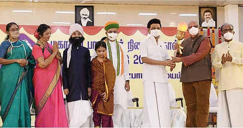 சென்னை திருவல்லிக்கேணி பாரதியார் நினைவு இல்லத்தில் நடைபெற்ற பாரதி நூற்றாண்டு நினைவு நாள் நிகழ்ச்சியில், முதல்வர் மு.க.ஸ்டாலின், பாரதி சுடரை ஏற்றி வைத்து கே.ரவியிடம் வழங்கினார்.
