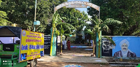 வாழப்பாடி அருகே முத்தம்பட்டியில் கரோனா தடுப்பு முகாமில் வாழைமரம் தோரணம் கட்டப்பட்டுள்ளது.