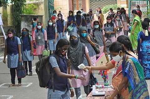 பள்ளிக் கல்வியில் 1,400 பணியிடங்களுக்கு 3 ஆண்டுகளுக்கு தொடா் நீட்டிப்பு