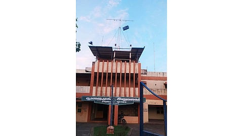 நாகை துறைமுக அலுவலகத்தில் 1-ஆம் எண் புயல் எச்சரிக்கைக் கூண்டு ஏற்றம்