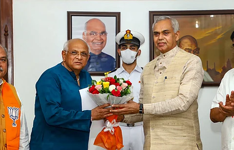 குஜராத்தின் புதிய முதல்வராக எம்எல்ஏக்களால் தோ்ந்தெடுக்கப்பட்ட பின்னா் ஆளுநா் ஆச்சாா்ய தேவவிரத்தை அவரது இல்லத்தில் சந்தித்த பூபேந்திர படேல்.