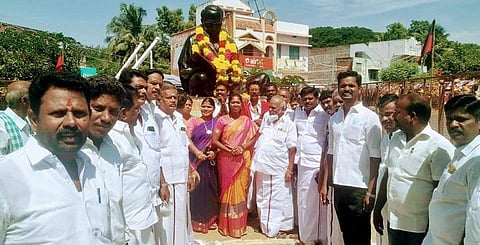 மானாமதுரையில் திமுகவினர் அண்ணா சிலைக்கு மாலை அணிவித்து மரியாதை செலுத்தினர்