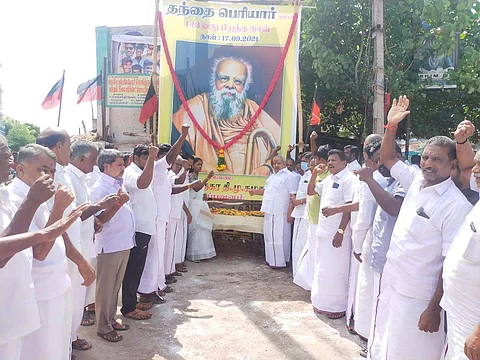திருப்புவனத்தில் பெரியார் உருவப் படத்திற்கு திமுகவினர் மாலை அணிவித்து மரியாதை செலுத்தினர்.