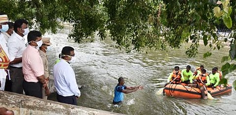 தஞ்சாவூா் காந்தி - இா்வீன் பாலம் அருகே கல்லணைக் கால்வாய் படித்துறையில் நடைபெற்ற ஒத்திகையைப் பாா்வையிடுகிறாா் மாவட்ட ஆட்சியா் தினேஷ் பொன்ராஜ் ஆலிவா்.