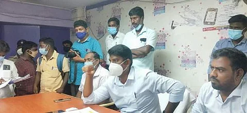வட்டாட்சியர் அலுவலகத்தில் வட்டாட்சியர் ந.மகேஷ் தலைமையில் நடைபெற்ற சமாதான பேச்சுவார்த்தை.