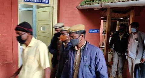 உதகையில் வியாழக்கிழமை நடைபெற்ற கொடநாடு எஸ்டேட் கொலை, கொள்ளை வழக்கில் நேரில் ஆஜரான சயன் மற்றும் வாளையாறு மனோஜ்