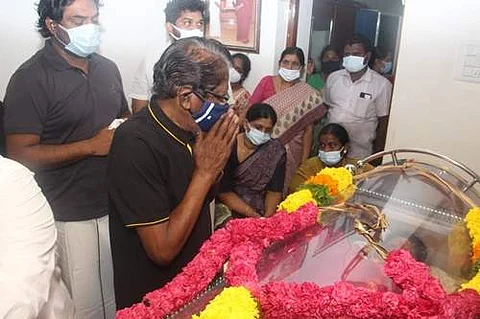 அதிமுக ஒருங்கிணைப்பாளர் ஓ.பன்னீர்செல்வத்தின் மனைவி ப.விஜயலெட்சுமி உடலுக்கு இயக்குநர் பாரதிராஜா மலர்வளையம் வைத்து மரியாதை செலுத்தினார்.