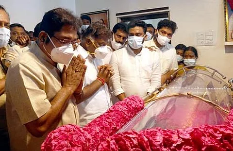 அதிமுக ஒருங்கிணைப்பாளர் ஓ.பன்னீர்செல்வத்தின் மனைவி ப.விஜயலெட்சுமியின் உடலுக்கு மலர்வளையம் வைத்து அஞ்சலி செலுத்திய டிடிவி.தினகரன்.