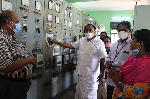 மாத்தூரில் புதிய மின்மாற்றியை துவக்கி வைக்கும் மாதவரம் சட்டமன்றத் தொகுதி உறுப்பினர் எஸ்.சுதர்சனம்.