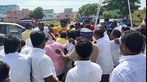 சாத்தூரில் எடப்பாடி பழனிசாமி வரவேற்பில் முன்னாள் அமைச்சர் ராஜேந்திர பாலாஜி ஆதரவாளர்களும், கிழக்கு மாவட்ட செயலாளர் ரவிச்சந்திரன் ஆதரவாளர்களுக்கும் இடையே நிகழந்த அடிதடி மோதல்.