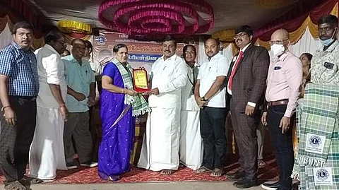 ஆசிரியர்களுக்கு நினைவுப்பரிசு மற்றும் சான்றிதழ் வழங்கி பாராட்டிய பூம்புகார் தொகுதி சட்டப்பேரவை உறுப்பினர் நிவேதா முருகன்.