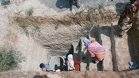 நாகநதியை மீட்க கிணறுகளை அமைத்த கம்மவான்பேட்டை கிராம பெண்கள்.
