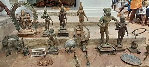 தேவூர் தேவபுரீஸ்வரர்கோயிலில் கண்டெடுக்கப்பட்டுள்ள சுவாமி,அம்பாள் சிலைகள் மற்றும் பூஜைப் பொருள்கள்.