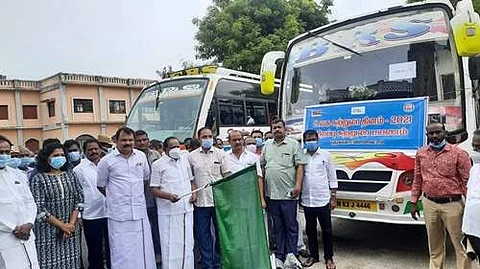 உலக சுற்றுலா தினத்தையொட்டி ஞாயிற்றுக்கிழமை தொல்லியல் பயணத்தை தொடங்கி வைத்த சட்டத்துறை அமைச்சர் எஸ். ரகுபதி.