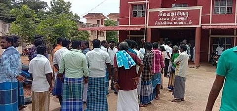 இளையான்குடி காவல் நிலையத்தை முற்றுகையிட்டு லெட்சுமிபுரம் கிராம மக்கள்