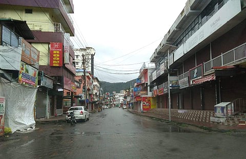 பொது வேலை நிறுத்தம் எதிரொலியாக குமுளி கோட்டயம் சாலை வெறிச்சோடிக் கிடக்கிறது.