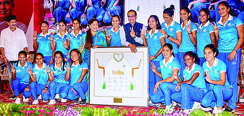 மகளிா் ஹாக்கி அணியினருக்கு தலா ரூ.31 லட்சம் ரொக்கப் பரிசு: மத்திய பிரதேச அரசு கௌரவம்