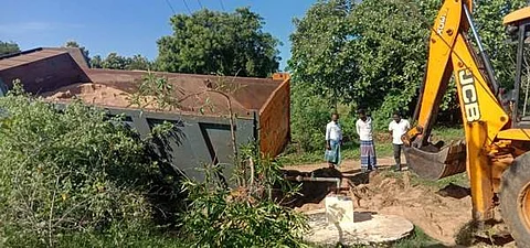 மானாமதுரையில் கால்பிரிவு விலக்குப் பகுதியில் மண்ணில் புதைந்த மணல் கடத்தல் லாரியை போலீசார் ஜேசிபி இயந்திரம் மூலம் மீட்டனர்.