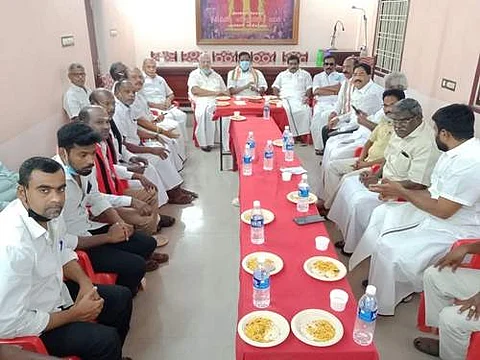 புதுச்சேரி உள்ளாட்சித் தேர்தல் இடப்பங்கீடு குறித்து முதலியார்பேட்டை இந்திய கம்யூனிஸ்ட் கட்சி அலுவலகத்தில் ஆலோசனையில் ஈடுபட்டுள்ள காங்கிரஸ்-திமுக உள்ளிட்ட மதசார்பற்ற முற்போக்கு கூட்டணி கட்சியினர்.