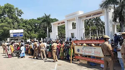 சேலம் பெங்களூர் தேசிய நெடுஞ்சாலையில் பெரியார் பல்கலைக்கழகம் முன்பு பணி நிரந்தரம் செய்யக்கோரி முதல்வர் மு.க.ஸ்டாலினிடம் மனு அளிக்க காத்திருந்த 200க்கும் மேற்பட்ட தொகுப்பூதிய பணியாளர்கள்.
