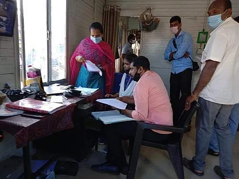 களியக்காவிளை காவல்துறை சோதனை சாவடியில் சோதனை மேற்கொண்ட ஊழல் தடுப்பு பிரிவு போலீஸார்.
