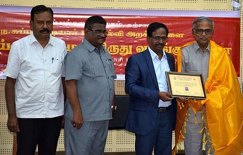 விழாவில் முனைவர் க. பஞ்சாங்கத்துக்கு திறனாய்வு செம்மல் விருதை வழங்குகிறார் துணைவேந்தர் கோ. பாலசுப்ரமணியன். உடன் பதிவாளர் (பொறுப்பு) மோ.கோ. கோவைமணி, மொழிப்புலத் தலைவர் இரா. காமராசு.