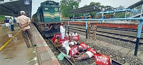 காரைக்குடியில் ரயில் மறியலில் ஈடுபட்ட ஏஐடியூசி ஆட்டோ தொழிற்சங்கத்தினர்.