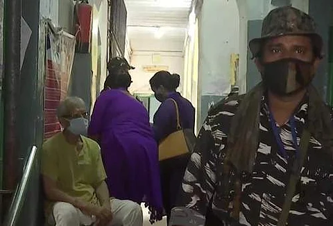 மம்தா போட்டியிடும் பவானிபூரில் இன்று வாக்குப்பதிவு தொடங்கியது.