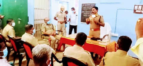 திருப்பாச்சேத்தி காவல் நிலையத்தில் இரும்பு ஆயுதங்கள் தயாரிக்கும் பட்டறை தொழிலாளர்களிடம் நடந்த கலந்தாலோசனைக் கூட்டத்தில் சிவகங்கை மாவட்ட காவல் கண்காணிப்பாளர் செந்தில்குமார் பேசுகிறார்.