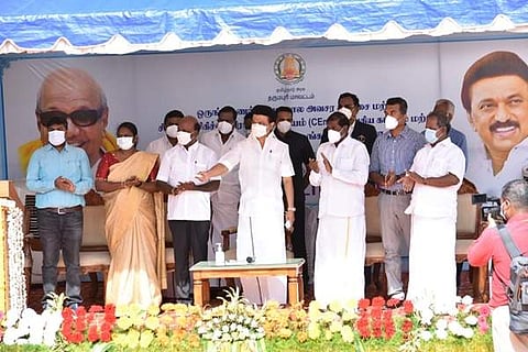 தருமபுரி அரசு மருத்துவக் கல்லூரி மருத்துவமனை வளாகத்தில் ரூ. 12 கோடியில் கட்டப்பட்ட ஒருங்கிணைந்த மகப்பேறு மற்றும் பச்சிளம் குழந்தைகள் சிறப்பு சிகிச்சைப் பிரிவு கட்டடத்தை திறந்து வைத்தார் மு.க.ஸ்டாலின்.