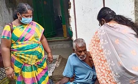 கிருஷ்ணம்பல்லி கிராமத்தில் வீடுகளுக்கே சென்று பொது மக்களுக்கு கரோனா தடுப்பூசி செலுத்திய சுகாதாரத் துறையினா்.