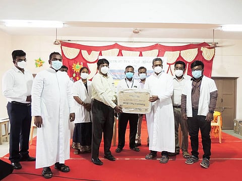 கீழஈரால் கல்லூரி சாா்பில் மருத்துவ உபகரணங்கள் அளிப்பு